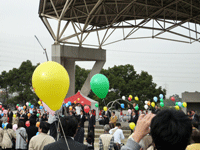 東海市秋祭りでエコ風船リリース