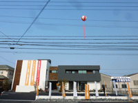 住宅展示場のグランドオープンでアドバルーンを揚げました。