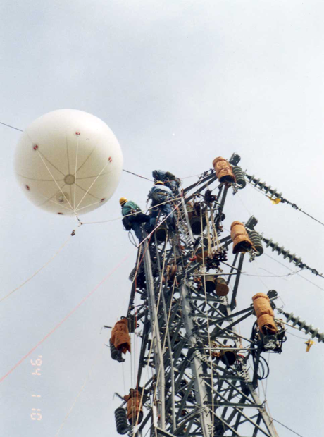 バルーン工法の電線撤去の写真