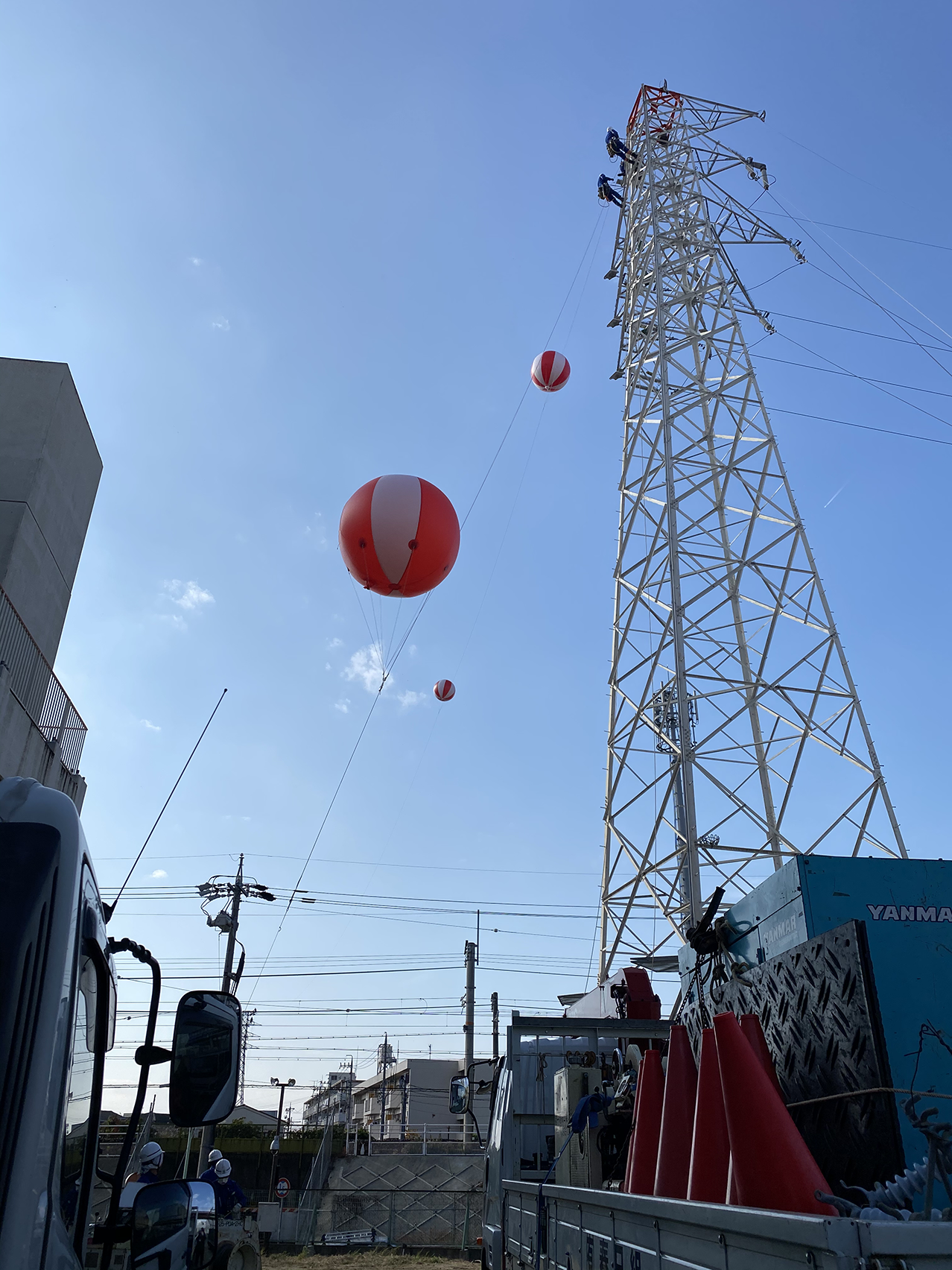 アドバルーン使用の電線撤去の写真