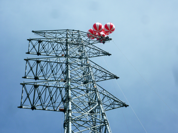 アドバルーン使用の電線撤去の写真